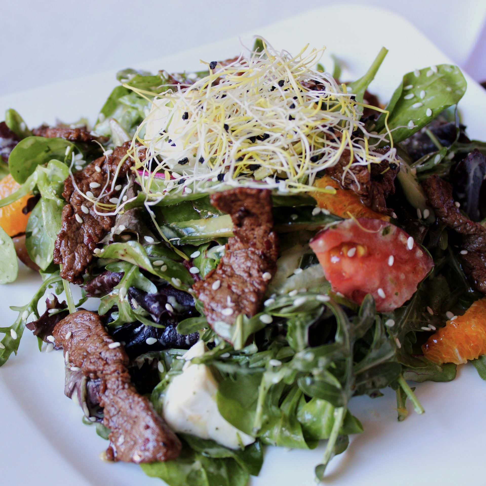 Salat mit Kalbfleisch und Camembert-Käse. Frische Kräuter, Pfirsich und Olivenöl-Dressing